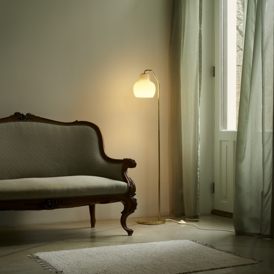 VL リングクラウン フロアランプ 真鍮×乳白ガラス